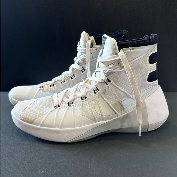 Nike Basketball Shoes - Picture 3 of 8